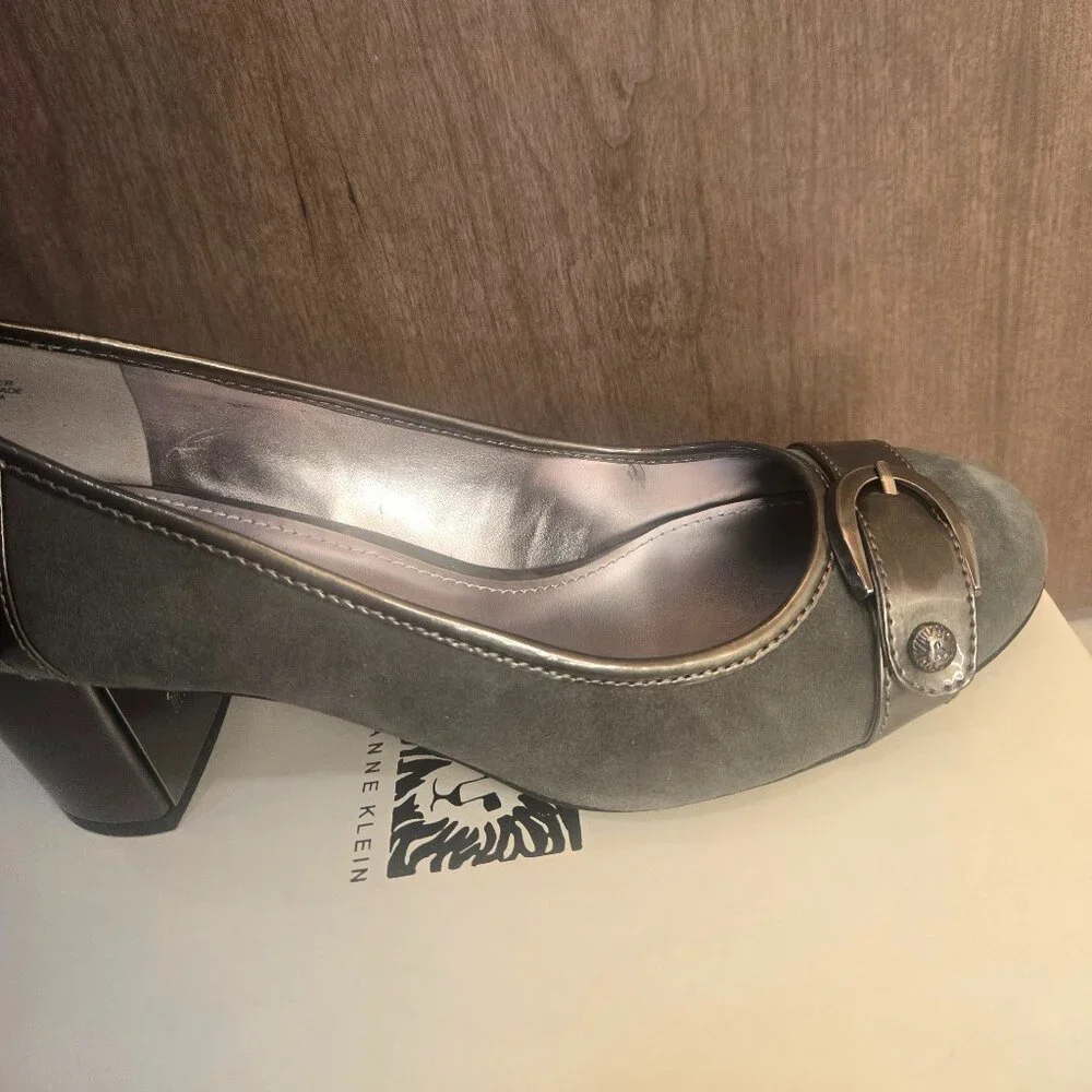 NIB AKRADKA Gray/Pewter suede shoes - Picture 5 of 6